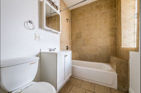 Auburn Gresham Apartments for rent in Chicago | 8000 S Paulina Bathroom
